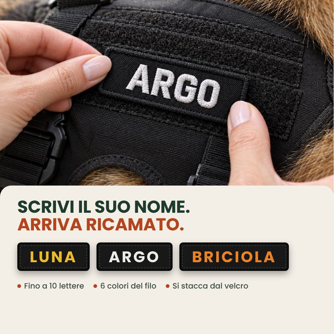 Una mano attacca la striscia ricamata col nome al velcro della pettorina, con esempi di strisce in tre colori